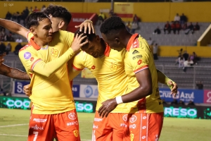 ¡EL HEXAGONAL SE INCENDIA! Aucas arrasa en casa con 8 GOLES y se lanza con todo a la pelea por la Sudamericana