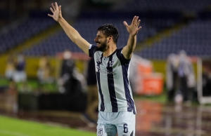 Universidad Católica le baja el pulgar a Guillermo de los Santos (FOTO)