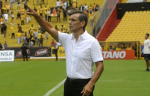 Fabián Bustos ayudó a su hermano para jugar ante Santos