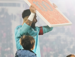 Hernán Galíndez recibe un emotivo homenaje en Huracán por cumplir 100 partidos en el club