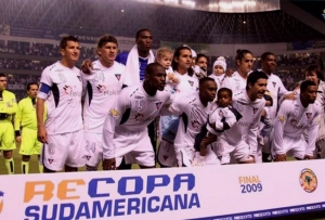 HISTORIA QUE BRILLA: Liga embellece sus títulos internacionales y CONMEBOL CUMPLE con la Recopa que debía desde 2009