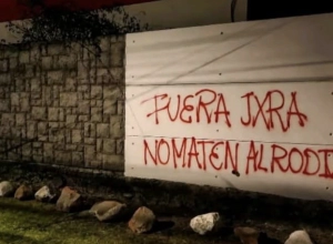 La hinchada del Técnico Universitario le perdió la paciencia a la familia Jara