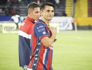 ¡SE HACE UN NUDO EN LA GARGANTA! Luis Fernando Saritama se retiró del fútbol vistiendo la del Deportivo Quito