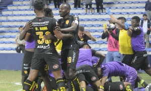 Aucas voló a Guayaquil despedido por una multitud