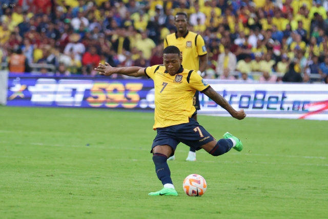 Pervis Estupiñan Sel 10