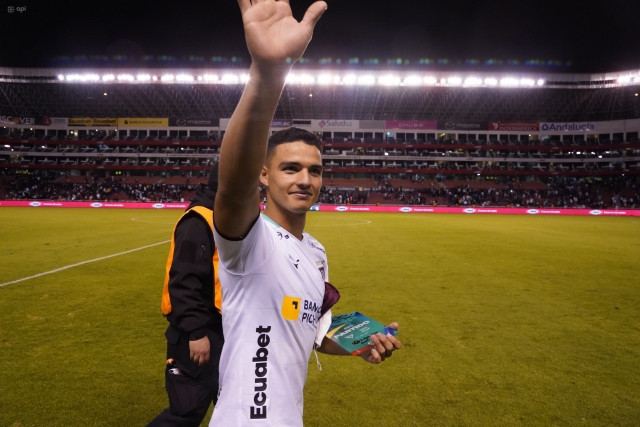 Alexander Alvarado 8