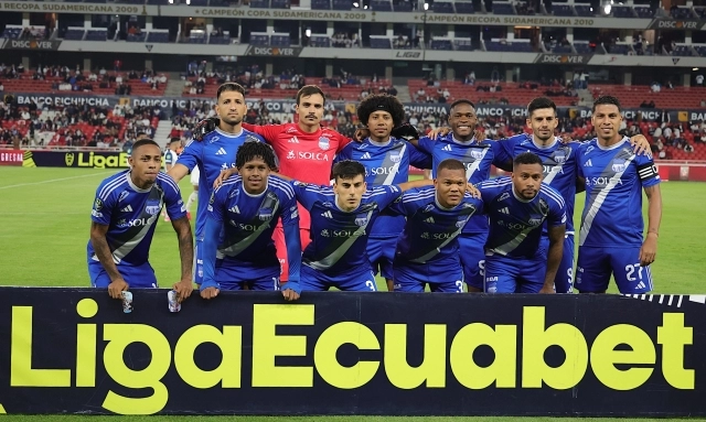 Entre cruces y tensión: Emelec vuelve a exponer su complicada situación durante su vuelo de regreso a Guayaquil