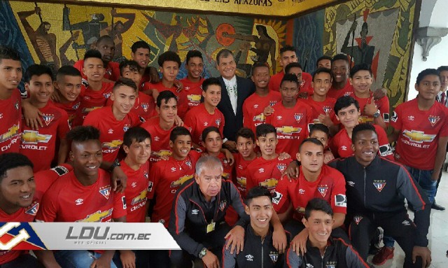 Rafael Correa y niños LDU
