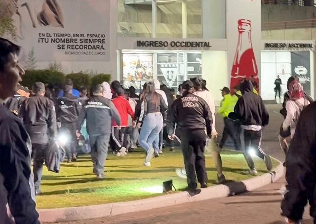 La barra brava de Liga protagoniza un escándalo al tratar de meterse a la fuerza al vestuario e increpar a los jugadores