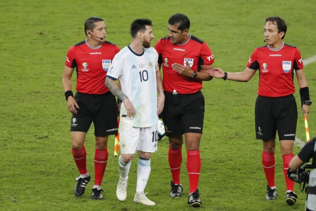 Arbitro Roddy Zambrano 7