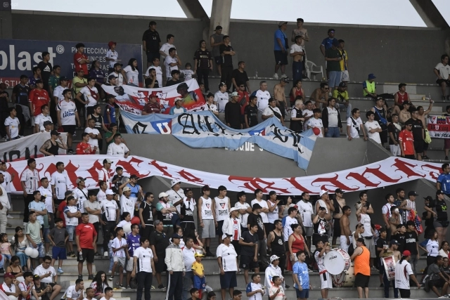 Hubo polémica en Guayaquil porque lanzaron pirotecnia desde el exterior hacia la hinchada de Liga