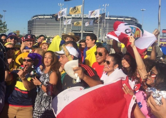 Hinchadas Colombia y Perú