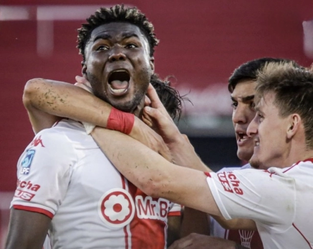 Jordy Caicedo intratable con las redes y Hernán Galíndez es un muro en Huracán