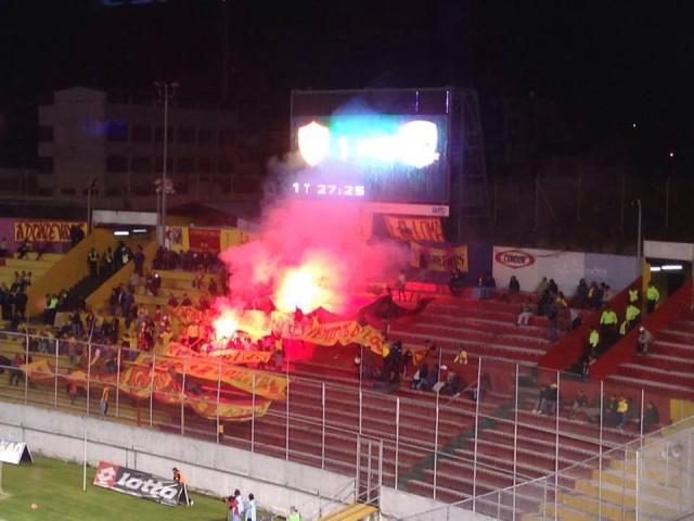 Hinchada Aucas 4